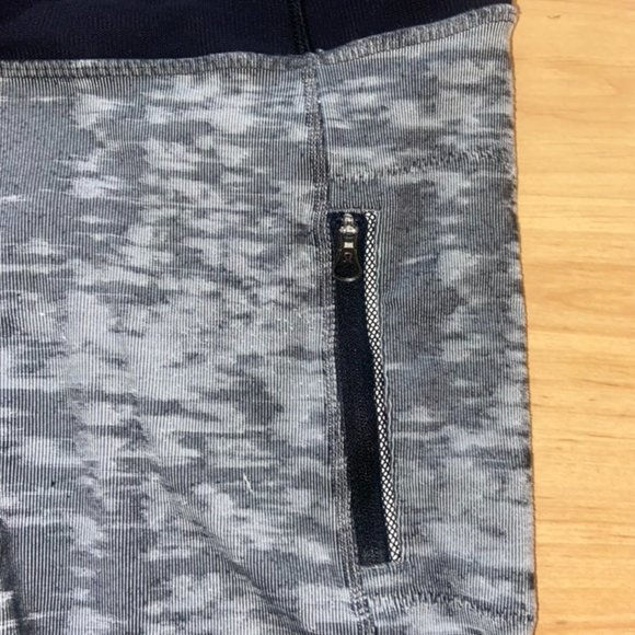 Size 6 Black and Grey Lululemon Leggings - Picture 5 of 5
